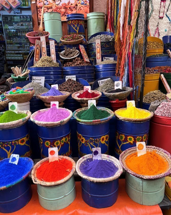 viaje marrakech tintes en polvo de colores vivos en marruecos